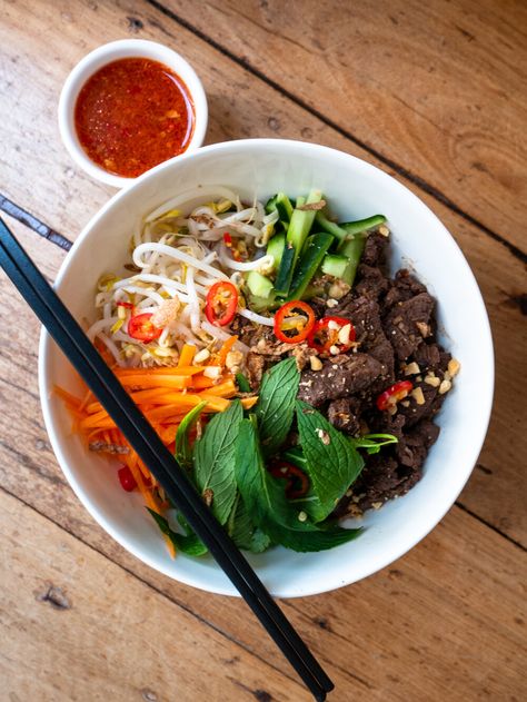 Grilled Vietnamese Beef Noodle Salad — Derek Lau Vietnamese Beef Noodle Bowl, Vietnamese Grilled Beef, Vietnamese Beef Noodle Salad, Vietnamese Bbq Beef, Vietnamese Beef Salad, Vietnamese Beef Recipes, Canolli Recipe, Thai Beef Noodle Salad, Beef Noodle Salad