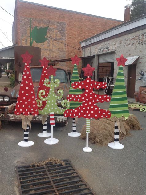 Happy Holidays Decorations, Christmas Festival Booth Ideas, Whoville Tree Diy, Whoville Christmas Decorations Diy, Santas Grotto, Christmas Whoville, Whoville Christmas Decorations, Grinch Ideas, Trees Diy