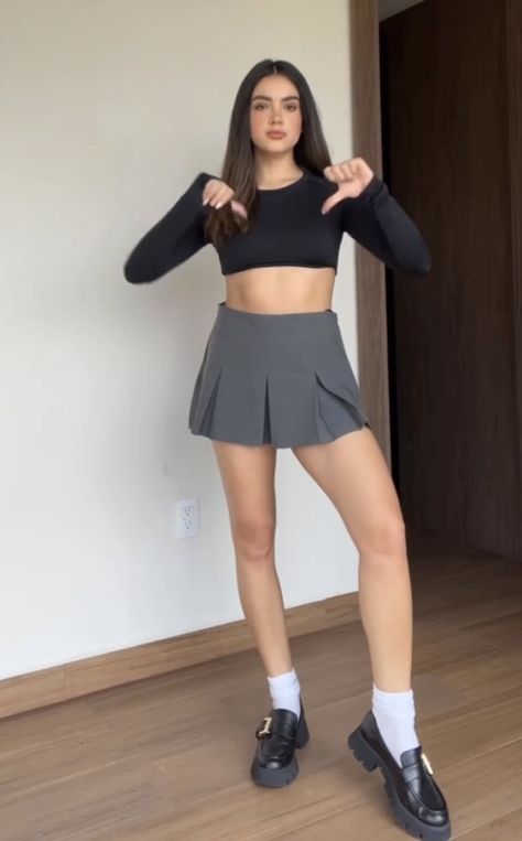 Gray Tennis Skirt Outfit, Platform Heel Outfit, Grey Skirt Outfit, Platform Heels Outfit, Grey Tennis Skirt, Gray Skirt Outfit, Skirt Outfits Aesthetic, Outfit Grunge, Tennis Skirt Outfit