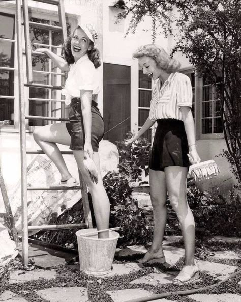 Ladies in Shorts From the 1940s 40s Mode, 1940's Fashion, Vintage Thanksgiving, Look Retro, 40s Fashion, Vintage Inspiration, Vintage Life, Vestidos Vintage, 1940s Fashion