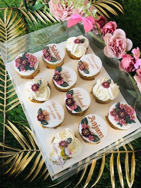 Nikkah Mubarak cupcakes #halalcupcakes #cupcakes #nikkahmubarak Nikkah Cupcakes, Dholki Cupcakes, Eid Mubarak Cupcakes, Umra Mubarak Cakes, Eid Cupcakes, Cap Cake, Cake Decorating Designs, Muslim Wedding, Mini Cupcakes