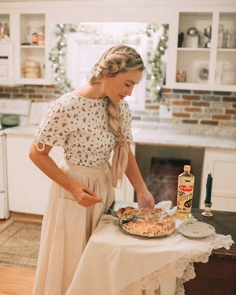 Farmhouse Wife Aesthetic, Farmhouse Clothing Style, Homestead Dresses, Posting Background, Thanksgiving Photo Ideas, Homemaker Outfit, Homestead Outfits, Godly Homemaking, Housewife Outfit