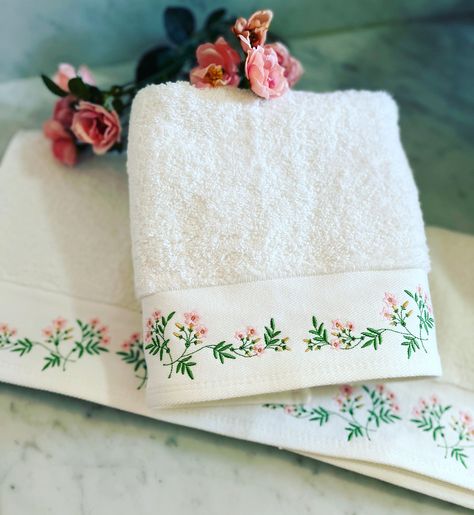 Hand Towel Design Ideas, Embroidery Towels Bath, Embroidered Towels Bathroom, Cute Hand Towels, Embroidered Towels Gift Ideas, Embroidery Towels, Towel Embroidery Designs, Embroidered Hand Towels, Embroidery Studio