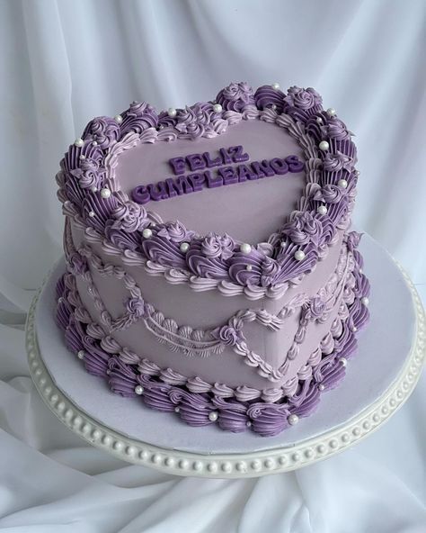 Purple 16th Birthday Cake, Purple Birthday Ideas, Capricorn Cake Ideas, Y2k Cakes, Purple Cake Ideas, Purple Vintage Cake, Sweet 16 Birthday Cakes, Pinterest Cakes, Birthday Cake Purple