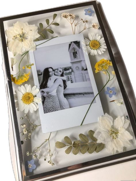 Diy Christmas Gifts Photos, Flower Polaroid, Polaroid Gift, Frame Anniversary Gift, Flower Photo Frame, Pressed Flowers Frame, Pressed Flower Frame, Flower Picture Frames, Photo Stand