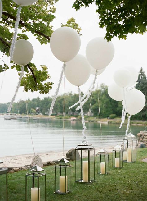 Summer Wedding Ideas, Summer Wedding Decorations, Bright Decor, Summer Wedding Outdoor, Lakeside Wedding, Wedding Inspiration Summer, בר מצווה, White Balloons, Wedding Balloons