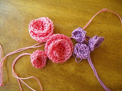 Knitted Flower Large and Small Holiday Knitting Patterns, Knitted Flower Pattern, Knitting Needles Sizes, Yarn Stash, Knitted Flowers, How To Start Knitting, Circular Knitting, Knitting Accessories, Knit Or Crochet