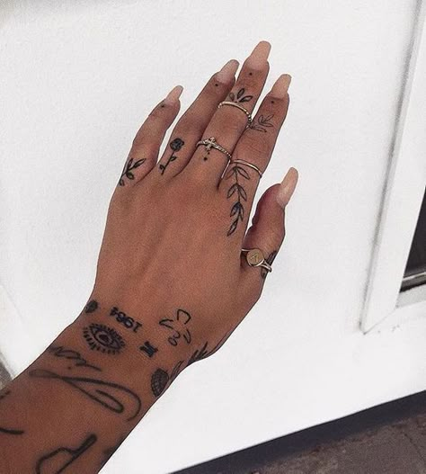 Tatouage mains : ces inspirations repérées sur Pinterest pour être stylée jusqu’au bout des doigts ! Thumb Tattoos, Tiny Finger Tattoos, Small Finger Tattoos, Tato Henna, Finger Tats, Hand And Finger Tattoos, Ring Finger Tattoos, Inspiration Tattoos, Initial Tattoo