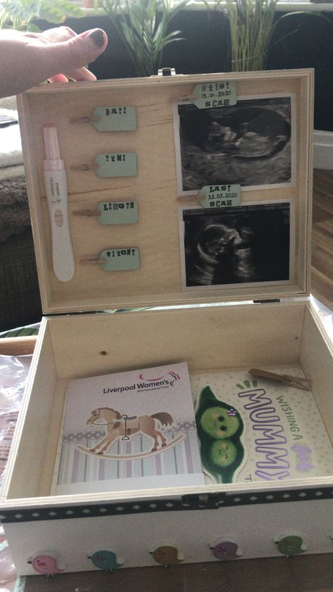 Childhood Memory Box Ideas Diy, Birth Memory Ideas, Pregnancy Keepsake Ideas, Wooden Memory Box Ideas Diy, Baby Keepsake Box Diy, Baby Box Ideas, Baby Memory Box Ideas, Diy Keepsake Box Ideas, Baby Keepsake Box Ideas