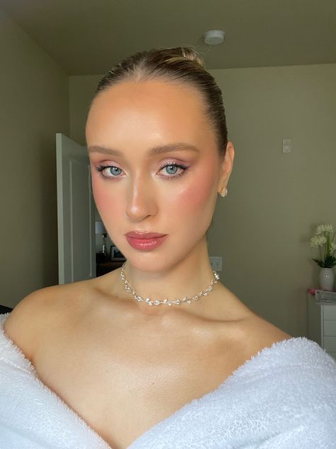 Glowy rosy makeup #rosymakeup #makeup #aesthetic #makeupoftheday #makeupartist #haileybiebermakeup #haileybieber #glowymakeup #glowingskin #skinhealth #naturalmakeup #bridalmakeup #bridalhairstyle #bridemakeup #weddingmakeup #makeuplook #makeupgoals #celebritymakeup #celebritybeauty #makeupideas #redcarpet #mua #dewyskin Glowy Wedding Makeup, Rosy Makeup, Makeup Bride, Makeup Aesthetic, Spring Makeup, Dewy Skin, Glowy Makeup, Celebrity Beauty, Bride Makeup