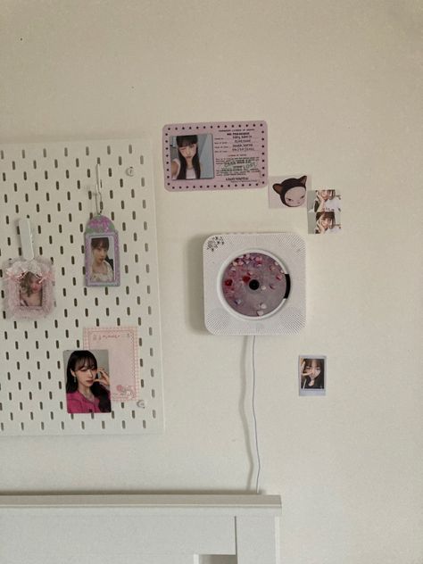 Wall Cd Player, Kpop Cd Player, Cd Player Aesthetic, Organize Room, Anime Rooms, Korean Bedroom Ideas, Kpop Wall, Cd Wall, Cd Decor