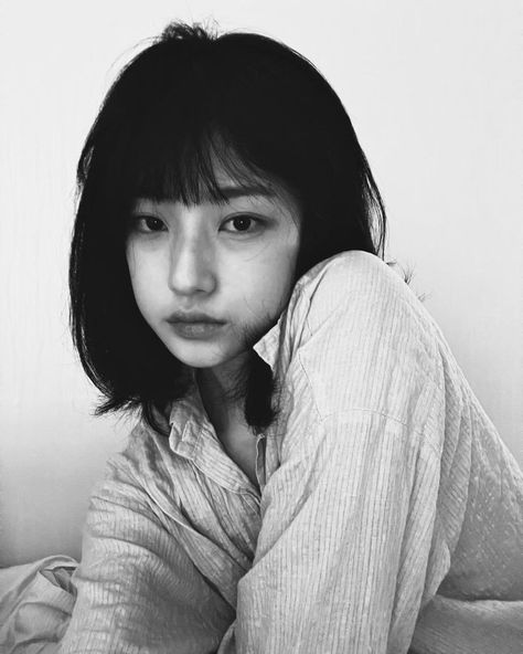 Asian Poses, Mean Girls Aesthetic, Forever My Girl, Aesthetic Grunge Outfit, Grp Ports, Self Portrait Poses, Edgy Short Hair, Shot Hair Styles, Girl Short Hair