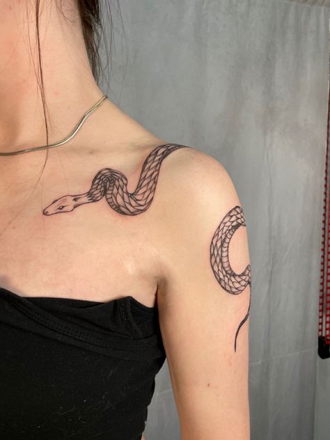 Snake tattoo shoulder tattoo freehand tattoo feminine tattoo Brown Tattoo Ink, Front Shoulder Tattoos, Collarbone Tattoo, Serpent Tattoo, Bone Tattoos, Snake Tattoo Design, Shoulder Tattoos For Women, Collar Bone Tattoo, Snake Tattoo