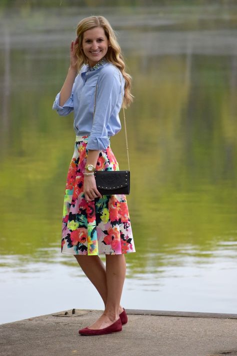 Stunning floral print skirt    | floral | | floral print and patterns | http://www.thinkcreativo.com/ Floral Aline Skirt Outfit, Aline Skirt Outfit, Feminine Modesty, Floral Skirts, Moms Fashion, Aline Skirt, Full Skirts, Chambray Top, Skirt Floral