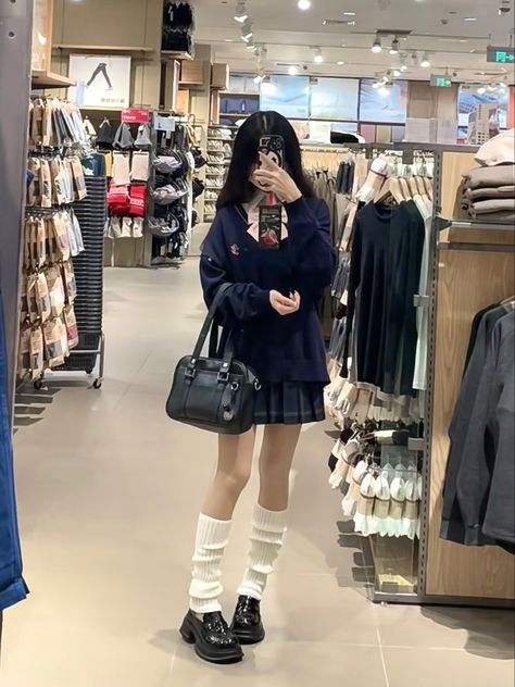 Japanese Highschoolers, Japanese Uniform Highschool, Japanese Highschool, Japanese Highschool Aesthetic, Highschool Aesthetic, Neutral Outfit, Fitness Inspo, Art Girl, Aesthetic Pictures