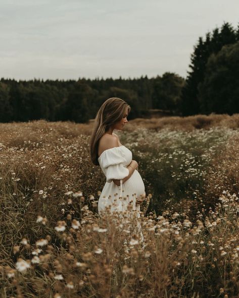 Fall Maternity Shoot, Baby Bump Photoshoot, Fall Maternity Photos, Pregnancy Announcement Photoshoot, Maternity Photography Poses Outdoors, Baby Announcement Photoshoot, Cute Pregnancy Pictures, Outdoor Maternity Photos, Maternity Photo Outfits