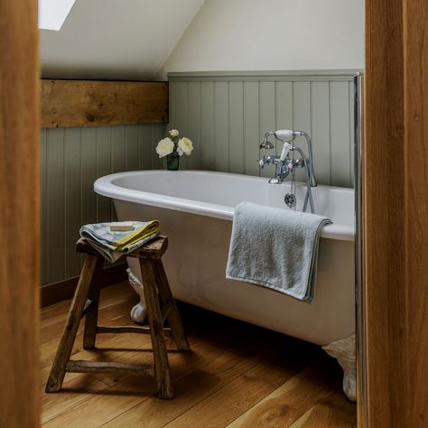 Compact bathroom with free-standing roll top bath and green wood panelling Country Style Bathrooms, Oak Framed Buildings, Best Bathroom Designs, Attic Bathroom, Roll Top Bath, Cottage Bathroom, Country Bathroom, Bedroom Images, Vintage Bathrooms