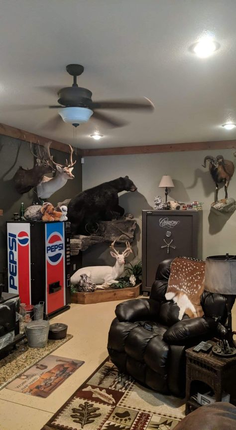 Hunting Room Design, Hunting Bedroom, Hunting Room Ideas Man Caves, Man Cave Designs, Hunting Room Decor, Hunting Man Cave, Room Ideas Men, Small Man Cave, Hunting Cabin Decor