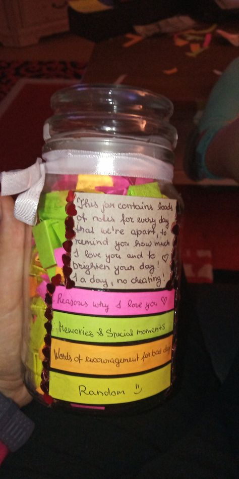 Distance jar full of notes to brighten up my significant other's days. Jars Of Memories, Thoughtful Handmade Gifts For Friends, Happy Jar Messages For Best Friend, Messages In A Jar Gift Ideas, Jar Full Of Notes For Best Friend, Jar Full Of Notes For Him, Jar Ideas Diy Notes, Box Full Of Letters, Best Friend Jar Notes Ideas