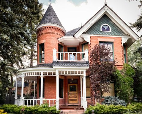 Victorian Homes - Queen Anne House Style Zaha Hadid, Victorian Architecture, Queen Anne Victorian House, Edwardian Architecture, Queen Anne House, Victorian Style Homes, Edwardian House, Victorian Buildings, Spanish Style Homes