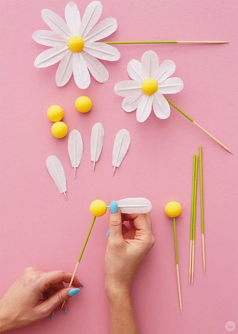 DIY daisy cake toppers for a spring chicks rule party - Think.Make.Share. Cake Toppers Diy, Diy Daisy, Daisy Cake, Daisy Birthday, Daisy Cakes, Daisy Party, Mod Podge Crafts, Diy Cake Topper, Diy Cake