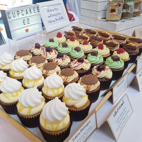 Cupcake Vendor Display, Cake Market Stalls, Cupcake Farmers Market Display, Dessert For Sale Ideas, Cupcake Market Stall, Farmers Market Cake Display, Cupcake Vendor Booth Ideas, Bakery Market Display, Cake Stall Display Ideas