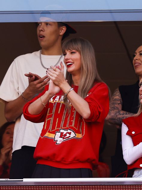 Style Taylor Swift, Taylor Swift Fotos, Chiefs Game, Blonde Cat, Estilo Taylor Swift, Tokyo Dome, The Chiefs, Taylor Swift Outfits, Mother Is Mothering