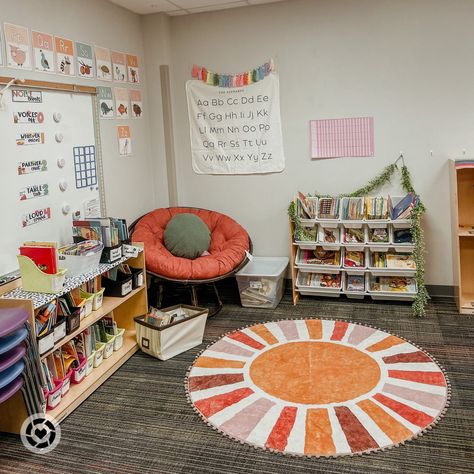 Teacher Reading Corner, Classroom Flexible Seating, Classroom Reading Corner, Teacher Library, Groovy Classroom, Reading Corner Classroom, Flexible Seating Classroom, Sped Classroom, Corner Ideas