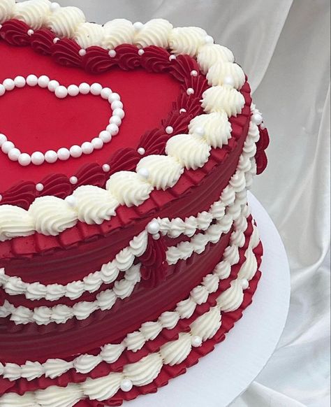 Red Bday Cake, Red Cake Aesthetic, Red Vintage Cake, Red Heart Cake, Heart Birthday Cake, Modern Birthday Cakes, Red Birthday Cakes, 25th Birthday Cakes, Vintage Birthday Cakes