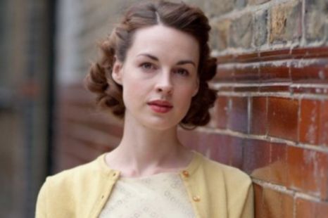 Call The Midwife star, Jessica Raine. Love the hair and make-up! 1950s Short Hair, Jessica Raine, 1950s Hairstyles, 50s Hairstyles, Call The Midwife, Spiky Hair, Photo Puzzle, Shoulder Length Hair, Vintage Hairstyles