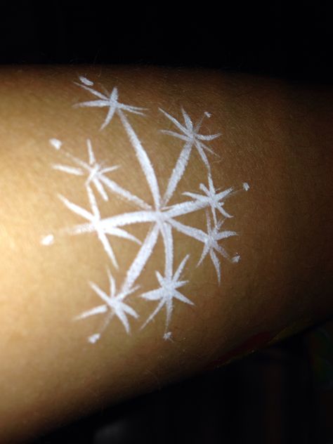 Snow flake Hanukkah Face Paint, Snowflake Face Paint, School Spirit Face Paint, Christmas Face Painting, Face Painting Easy, Pride Makeup, Snow Flake, Christmas Things, Compass Tattoo