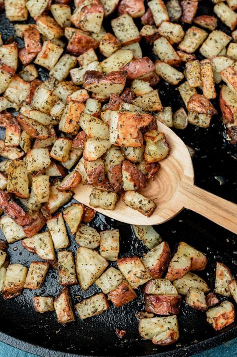 Easy Oven Roasted Potatoes Recipe {Crispy Potatoes} | Tastes of Lizzy T Easy Oven Roasted Potatoes, Toasted Potatoes, Oven Roasted Potatoes Easy, Kfc Coleslaw Recipe, Potatoes Dinner, Best Roast Potatoes, Crispy Roast Potatoes, Meat And Potatoes, Oven Roasted Potatoes