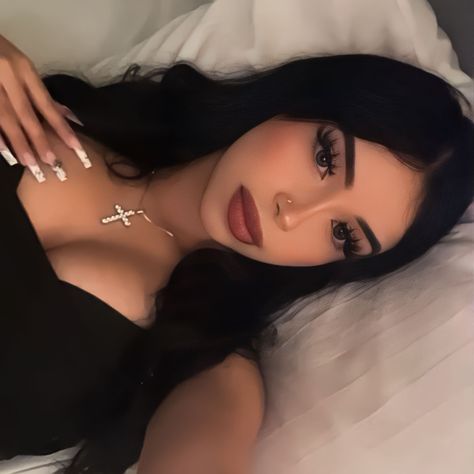 Mexican Makeup, Latina Pics, Hispanic Aesthetic, Latina Makeup, Brunette Models, Glam Makeup Look, Makeup Aesthetic, Fancy Makeup, Cute Makeup Looks