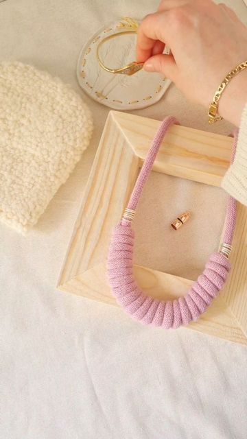 How To Macrame, Chunky Accessories, Macrame Colar, Rope Projects, Rope Diy, Cotton Necklace, Spiral Necklace, Diy Weaving, Bold Necklace