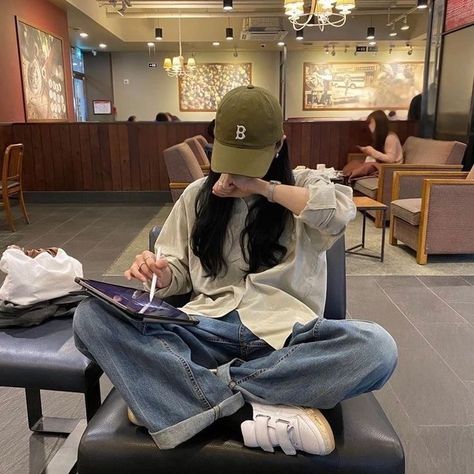 대학생 스타일, Coffee Tiramisu, Korean Japanese, Clothes Korean Style, Lifestyle Aesthetic, Korean Aesthetic, Japanese Aesthetic, Beige Aesthetic, How To Pose