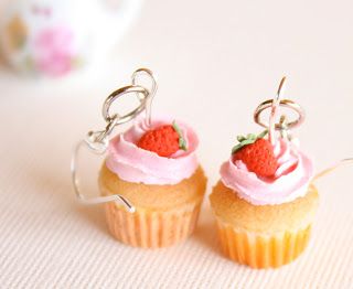 Toni Ellison: DIY Miniature Clay Cupcakes & Cupcake Mold Victoria Sponge Cupcakes, Polymer Charms, Cupcake Earrings, Weird Earrings, Fimo Earrings, Kawaii Charms, Diy Cupcake, Miniature Clay, Food Sculpture