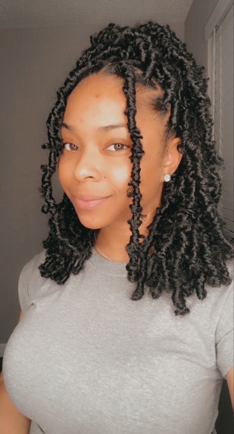 Short Crochet Faux Locs Hairstyles, 12 Inch Butterfly Locs Styles, Two Hand Twist Natural Hair Black Women, Butterfly Faux Locs Short, Small Butterfly Locs Short, Crowshay Braids Hairstyles, Distressed Faux Locs Medium Length, Short Fox Locs Hairstyles, Medium Length Butterfly Locs Hairstyle