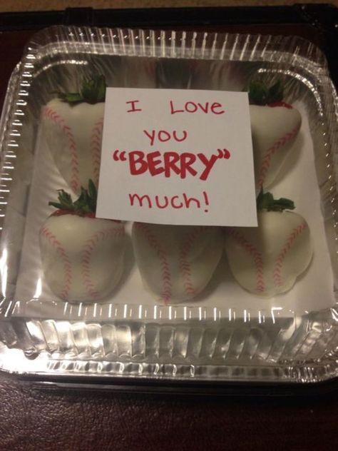 Ideas For Birthday Gifts, Diy Valentines Gifts For Him, Boyfriend Baseball, Baseball Boyfriend, Diy Valentine Gifts For Boyfriend, Selamat Hari Valentine, Valentines Bricolage, White Chocolate Covered, Birthday Gifts For Boyfriend Diy