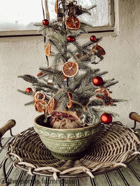 15 Vintage Decorating Ideas for a Modern Farmhouse Christmas Christmas Industrial Decor, Christmas Tree Grouping Ideas, Modern Shabby Chic Decor, Primitive Christmas Tree Ideas, Christmas Tree Filler Ideas, Old Fashion Christmas Decorating Ideas, Old Fashioned Christmas Decor, Christmas Thrift, Primitive Christmas Decorating Ideas