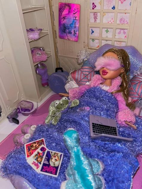 Bratz Dolls Aesthetic Room Decor, Bratz Doll House, Y2k Slumber Party, Bratz Room Aesthetic, Bratz Room Decor, High Bratz Doll Aesthetic, Bratz Doll Art, Barbie Doll Aesthetic, Bratz Dollhouse