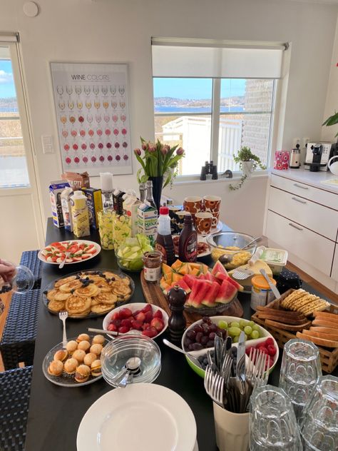 Group Breakfast Aesthetic, Homemade Brunch Aesthetic, Bday Brunch Aesthetic, Mothers Day Brunch Aesthetic, Breakfast Birthday Aesthetic, Big Family Breakfast Aesthetic, Brunch Birthday Aesthetic, Breakfast Friends Aesthetic, Breakfast Party Aesthetic