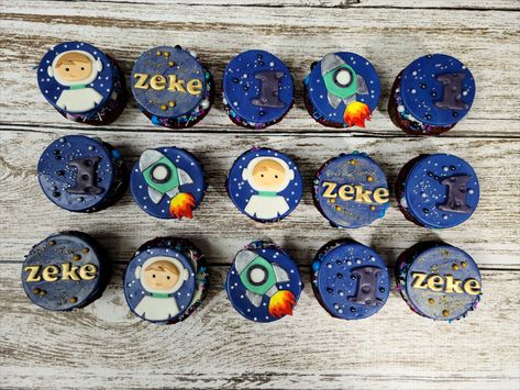 #KABLcakes #cupcakes #cake #buttercream #frosting #food #sweets #cakeart #yummy #Spacecupcakes #rocketship #astronaut #zeke #firstbirthday Cake Buttercream Frosting, Space Cupcakes, Cake Buttercream, Cupcakes Cake, Buttercream Frosting, Cake Art, Butter Cream, Frosting, Cake