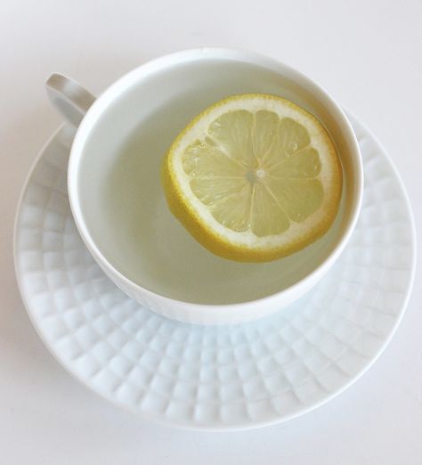 Feast for the day, but then get back on track with this easy to follow after-Thanksgiving-detox plan. Simple food fixes to help you body recover from over indulgence. Water With Lemon, Hot Lemon Water, Tomato Nutrition, Drinking Hot Water, Lemon Benefits, Lemon Water, Detox Drinks, Diet Tips, Popsugar