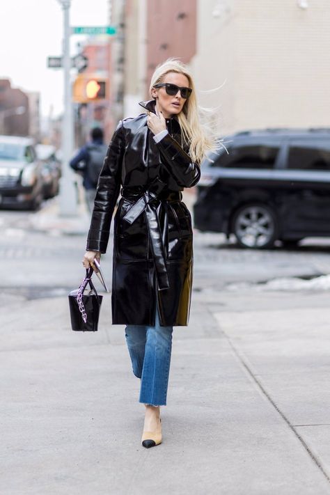 15 Fresh Ways to Wear Jeans For Fall That Require Little to No Effort Winter Street Style, Raincoat Fashion, Spring Wardrobe Essentials, Anna Dello Russo, Winter Street, Moda Paris, Looks Street Style, Raincoats For Women, Street Style Winter