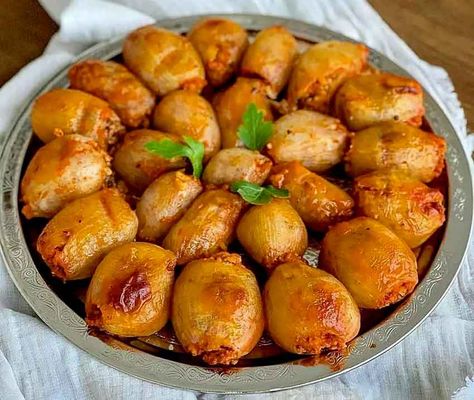 Persian Stuffed Onions with Rice (Dolmeh Piaz) Recipe Middle Eastern Stuffed Onions, Turkish Stuffed Onions, Onion Dolmas Recipe, Greek Stuffed Onions, Easy Persian Recipes, Vegan Persian Recipes, Stuffed Onions Recipes Ground Beef, Persian Pasta, Onion Dolma