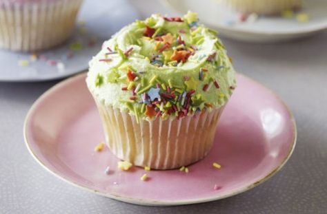 The Hummingbird Bakery vanilla cupcakes recipe - goodtoknow Hummingbird Bakery Recipes, Best Vanilla Cupcake Recipe, Basic Cupcake Recipe, Hummingbird Cupcakes, Hummingbird Bakery, Vanilla Cupcake Recipe, Torte Cupcake, Vanilla Cake Recipe, Vanilla Frosting