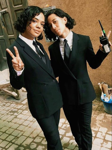 Mib Outfit, Mib Costume, Halloween Costume Suit, Women Wearing Ties, Black Attire, Tessa Thompson, Men In Black, Theme Halloween, Marvel Women