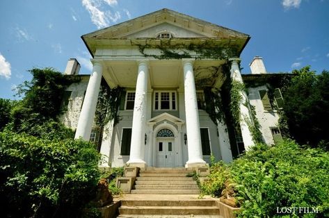 Abandoned Mansion For Sale, Abandoned Plantations, Old Abandoned Buildings, Creepy Houses, Abandoned Mansion, Old Abandoned Houses, Old Mansions, Historic Mansion, Mansions For Sale