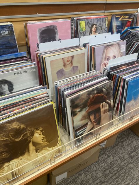 Vinyls Taylor Swift, Taylor Swift Vinyl Collection, Vynl Records Aesthetic, Taylor Swift Cd Aesthetic, Vinyl Collection Aesthetic, Taylor Swift Vinyl Aesthetic, Hala Core, Taylor Swift Records, Taylor Swift Cds