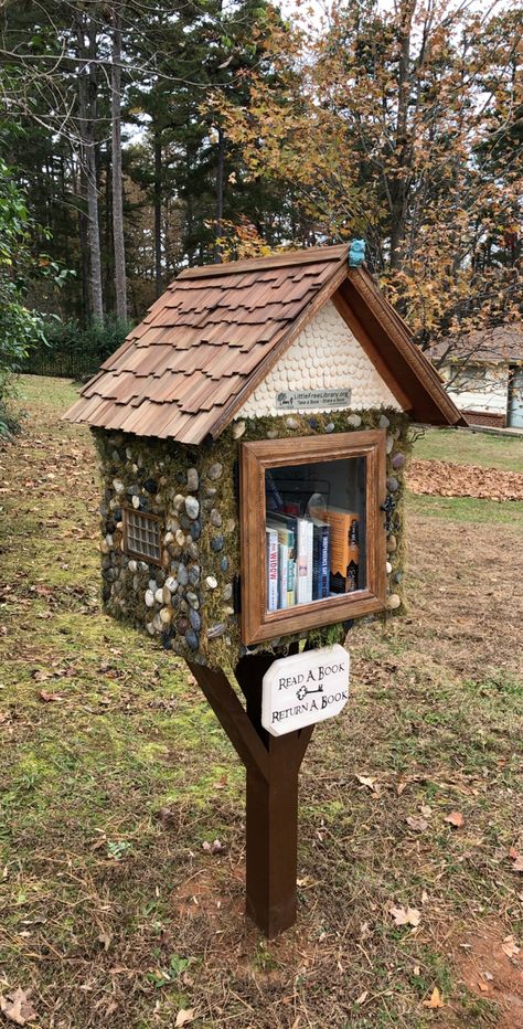 Mini Library Outdoor, Free Little Library Ideas, Mail Box Garden, Backyard Library, Little Library Ideas, Little Free Library Ideas, Fairy Library, Outdoor Library, Little Free Library Plans